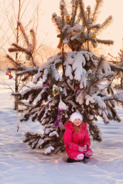 Ragazza nel parco invernale — Foto Stock