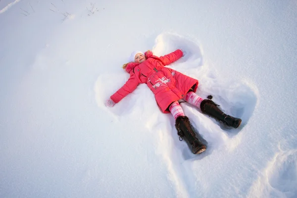 Ragazza nel parco invernale — Foto Stock