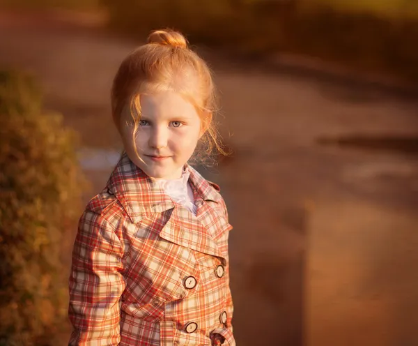 Bambina nel parco autunnale — Foto Stock