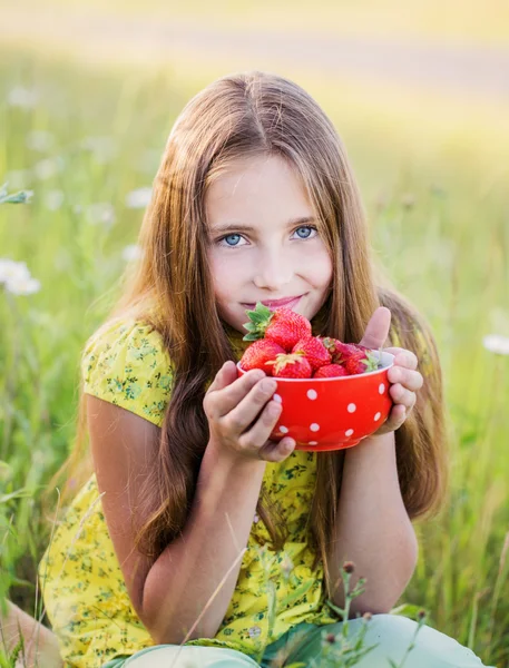 Glückliches Mädchen mit Erdbeere im Freien — Stockfoto