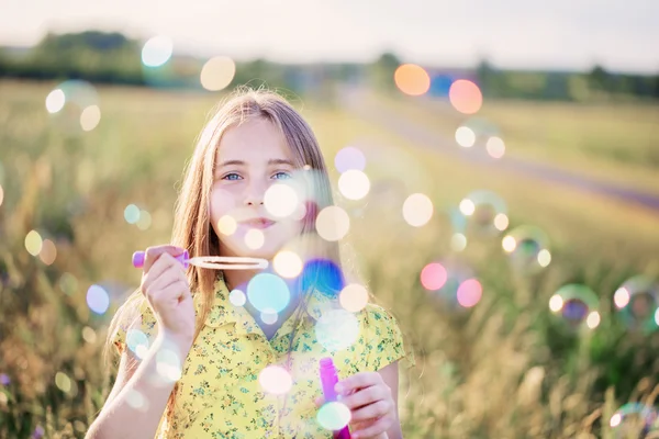 Lycklig flicka med såpbubblor — Stockfoto