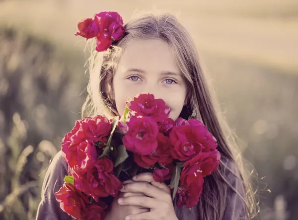 Kırmızı gül ile güzel bir kızın portresi — Stok fotoğraf