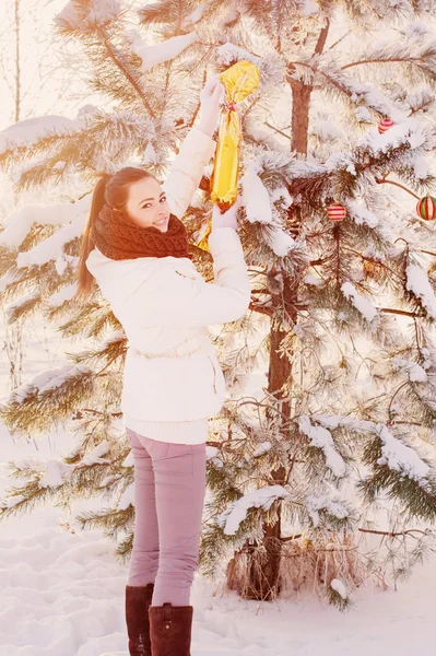 Schönes Mädchen im Winterpark — Stockfoto