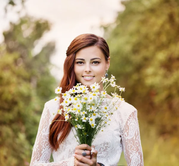 Vackra brud utomhus — Stockfoto