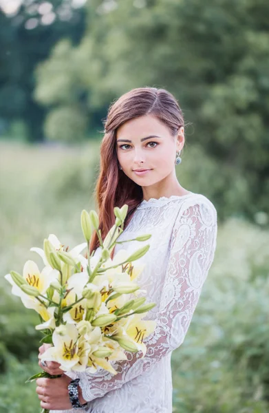 Beautiful bride outdoors — Stock Photo, Image