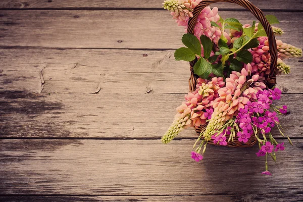 Flores sobre fondo de madera — Foto de Stock