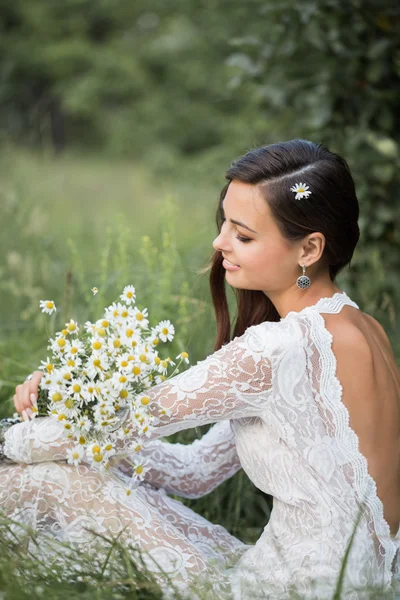 Mooie bruid buitenshuis — Stockfoto