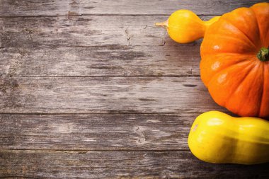 sebzeler ahşap arka planda