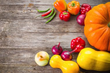 sebzeler ahşap arka planda