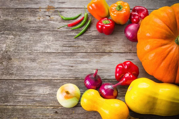 Verduras sobre fondo de madera — Foto de Stock