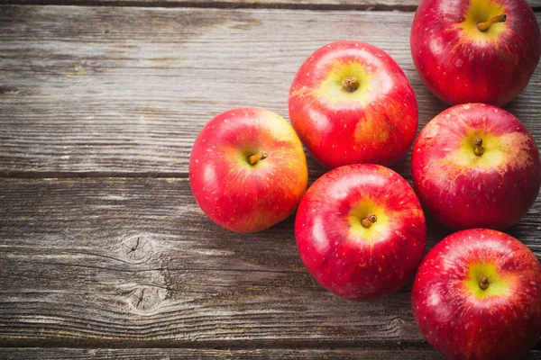 Ripe apples on wooden table — Stock Photo, Image