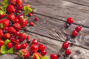 çilek sepeti ahşap zemin üzerinde