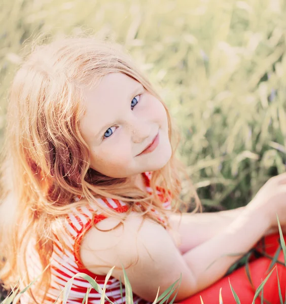 Chica feliz al aire libre — Foto de Stock