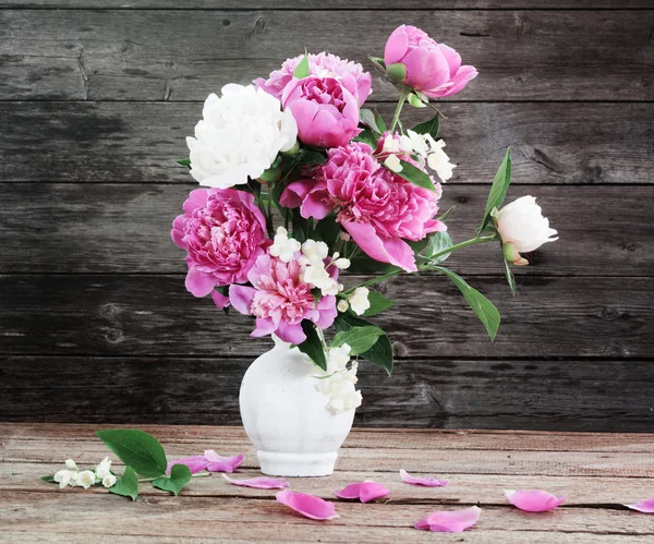 Blommor på trä bakgrund — Stockfoto