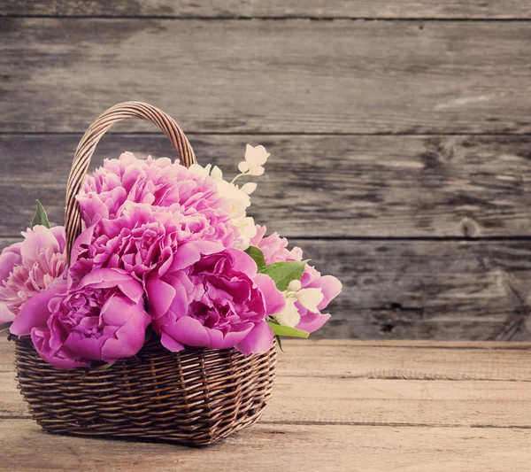 Flores sobre fondo de madera — Foto de Stock