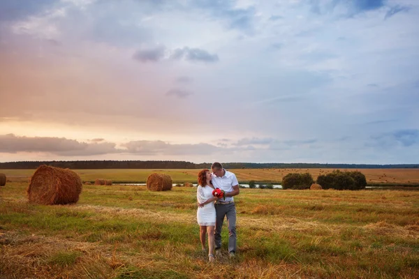 Unga älskande par på vete fält — Stockfoto