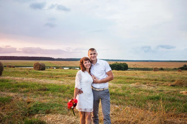 Молодая любящая пара на пшеничном поле — стоковое фото