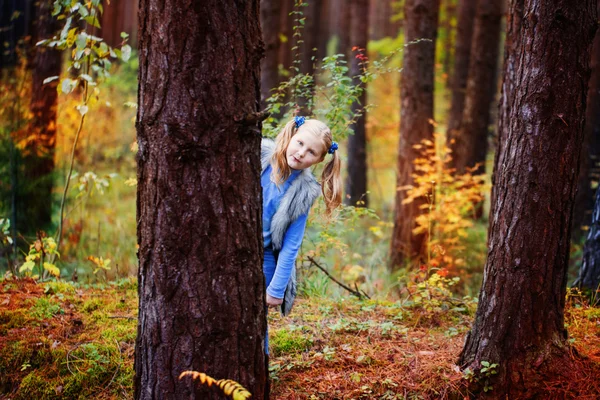 Flicka i höstskogen — Stockfoto