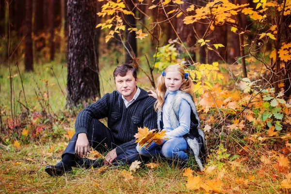 Dívka se svým otcem v podzimním parku — Stock fotografie