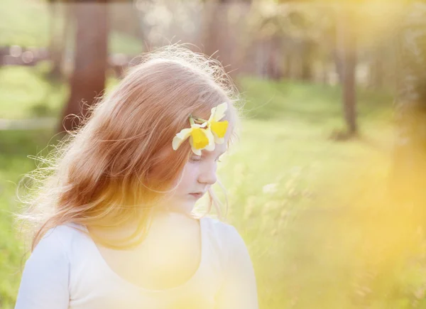 Mooi meisje in voorjaar park — Stockfoto