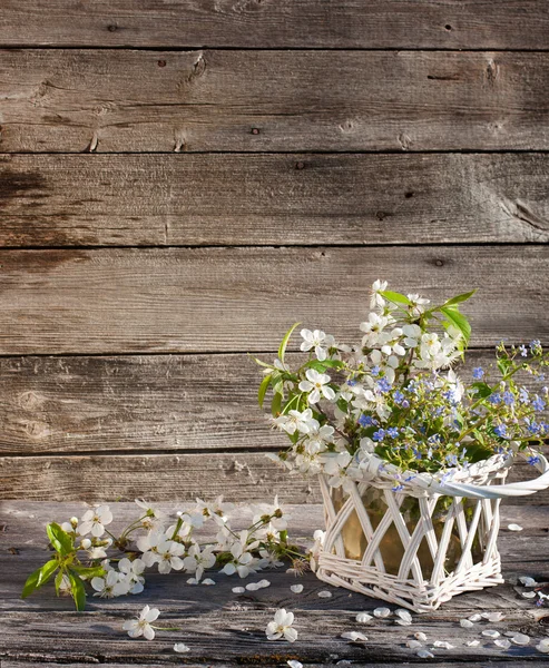 Fiori su sfondo di legno — Foto Stock