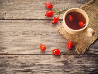 ahşap masa üzerinde hip Güllü çay