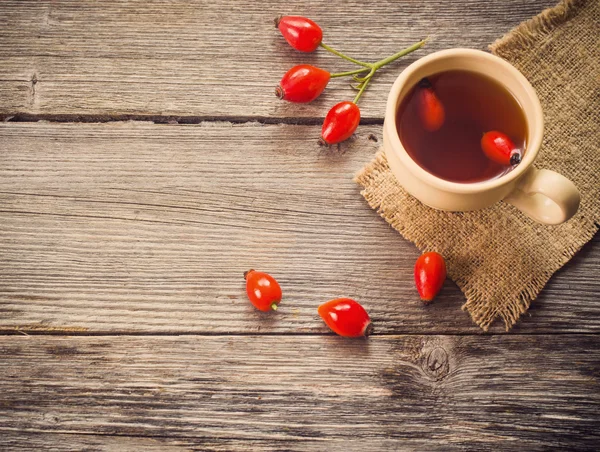 ahşap masa üzerinde hip Güllü çay