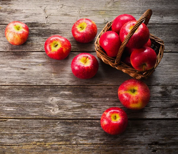 Äpplen på träbord — Stockfoto