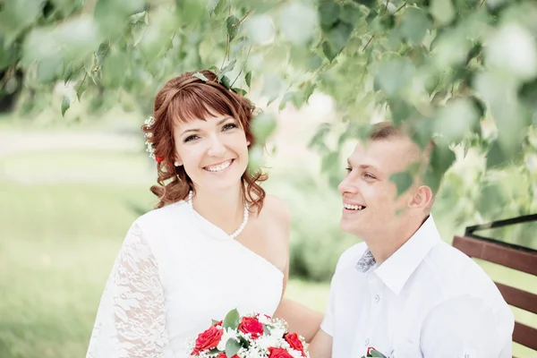 Casamento casal ao ar livre — Fotografia de Stock