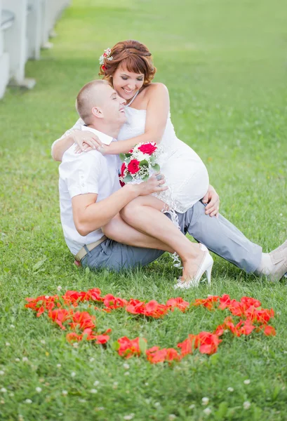 Casamento casal ao ar livre — Fotografia de Stock