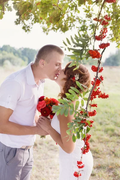 Bruidspaar buiten — Stockfoto