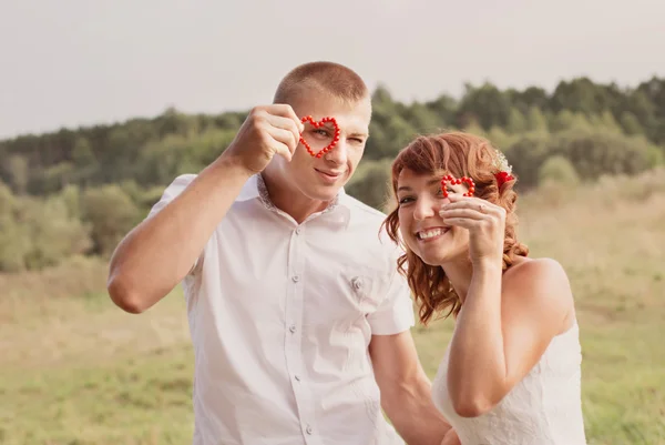 Hochzeitspaar draußen — Stockfoto