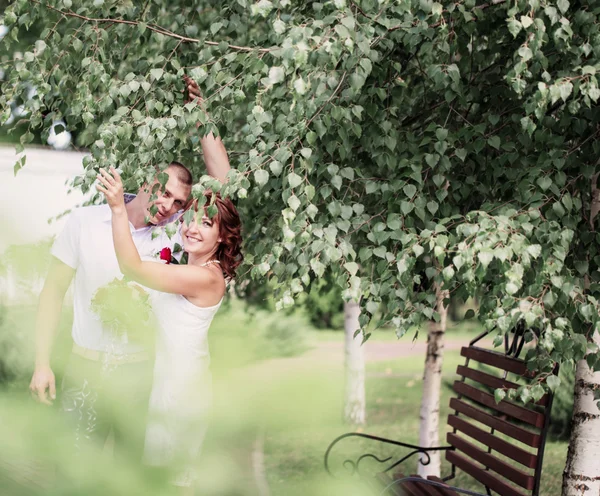 Casamento casal ao ar livre — Fotografia de Stock