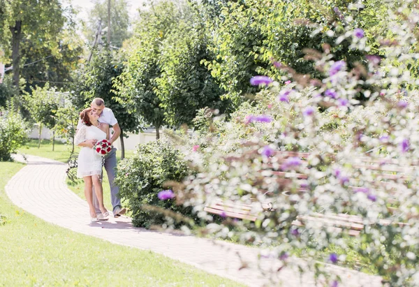 Hochzeitspaar draußen — Stockfoto