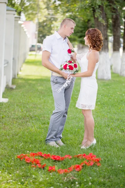 Boda pareja al aire libre — Foto de Stock