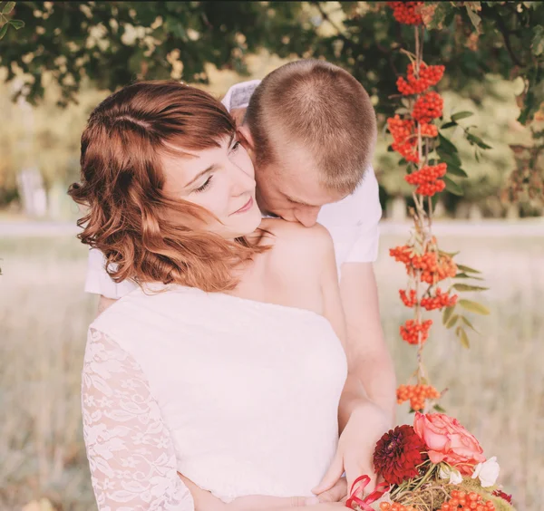 Casamento casal ao ar livre — Fotografia de Stock