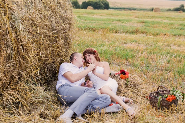 Wedding couple outdoor — Stock Photo, Image