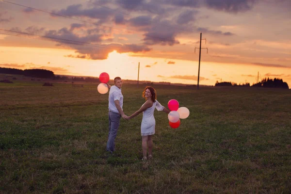 Hochzeitspaar draußen — Stockfoto