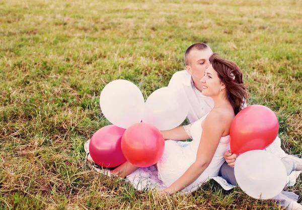 Hochzeitspaar draußen — Stockfoto