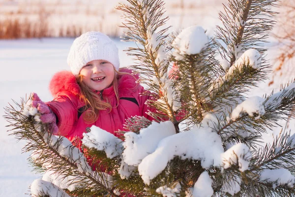 Mädchen im Winterpark — Stockfoto