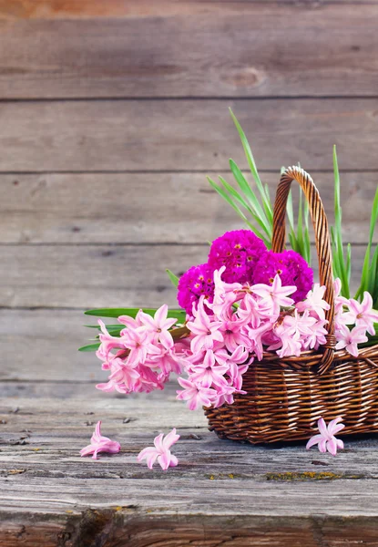 Flores sobre fondo de madera — Foto de Stock