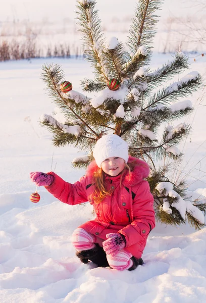 Bella ragazza nel parco invernale — Foto Stock