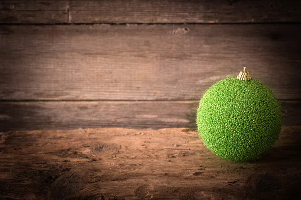 Boule de Noël sur le fond en bois — Photo