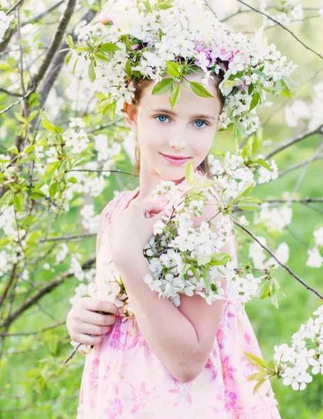 春の花で美しい少女 — ストック写真