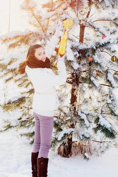 Menina com brinquedo de Natal ao ar livre — Fotografia de Stock