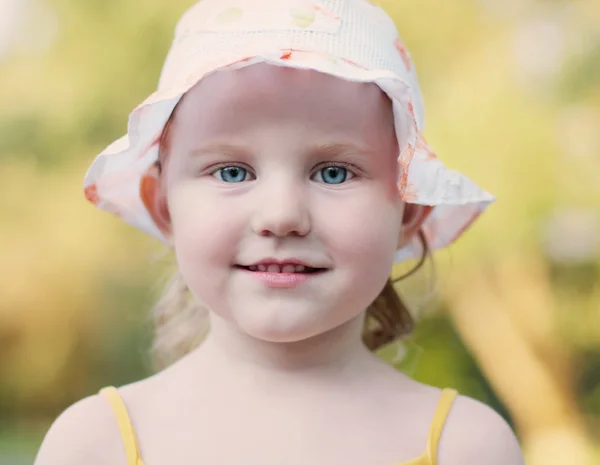 Kültéri kislány mosolyog — Stock Fotó