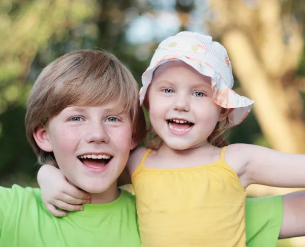 Bror och syster utomhus — Stockfoto