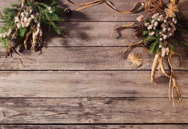 Ahşap arka planda Noel süslemesi
