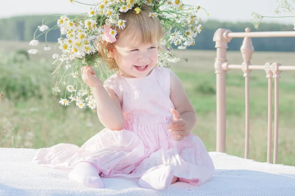 Sourire petite fille en plein air — Photo