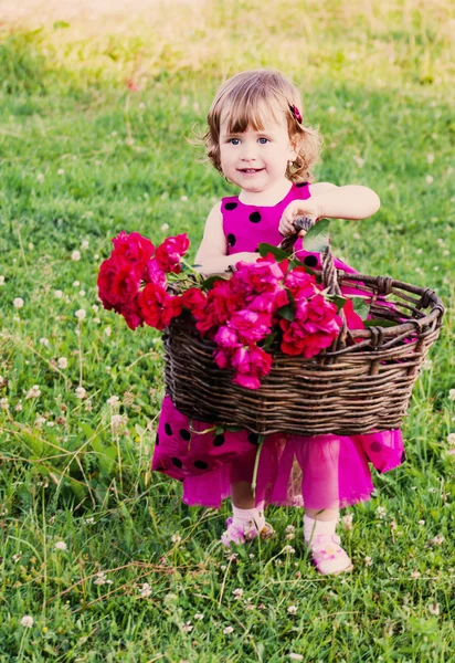 屋外の花を持つ lillle 少女 — ストック写真